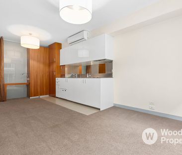 Bright & Spacious Studio Apartment in the Heart of St Kilda - Photo 1