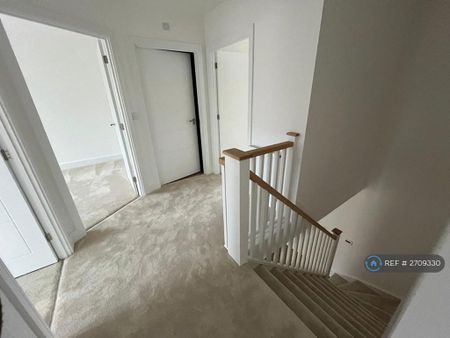 4 bedroom semi-detached house to rent - Photo 4