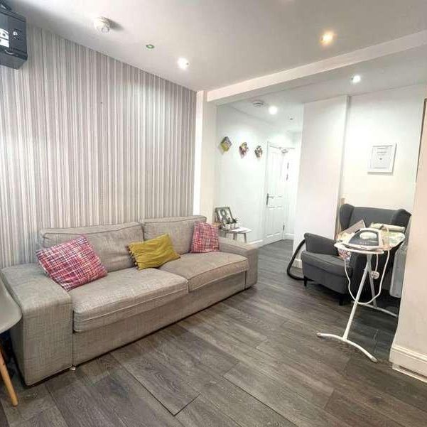 Rm J, The Woodston, Belsize Avenue, Woodston, PE2 - Photo 1