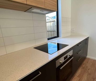 MODERN THREE BEDROOM TWO BATHROOM TOWNHOUSE - Photo 3