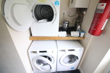 Hanworth Road, Hounslow - Photo 3