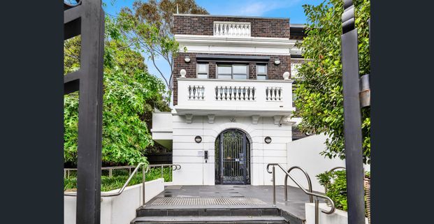 Fully furnished, style, space and sophistication - Photo 1