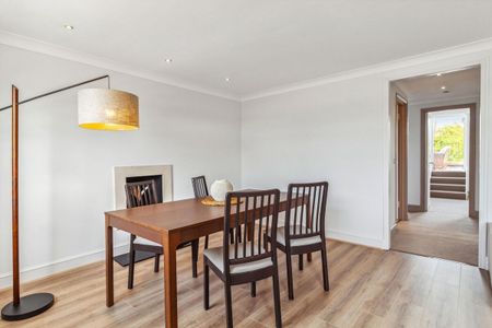 A well-presented two-bedroom maisonette with a private terrace, available for short let in prime Chelsea SW10. - Photo 4