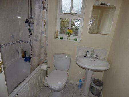 3 bedroom semi-detached house to rent - Photo 2