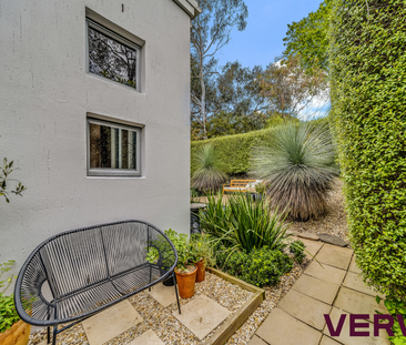 BRIGHT, BEAUTIFUL & PERFECTLY POISED TOWNHOUSE LIVING - Photo 2