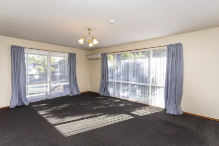 Spacious three bedroom home in a great location! - Photo 2