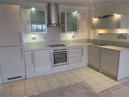 2nd floor apartment in a very central location, within moments of the train station and within a short walk of the High Street. - Photo 4