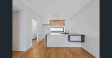 🏙️ Stylish Three-Storey Townhouse with Rooftop & City Views - Photo 2
