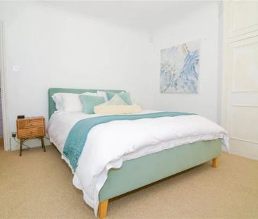 2 bedroom flat in Richmond Hill - Photo 6