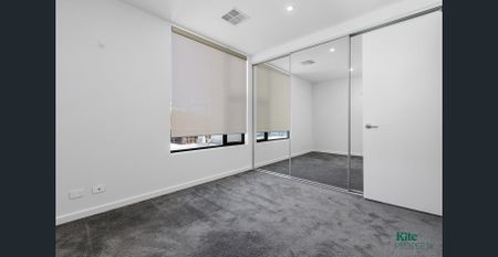 Luxury Three-Storey Townhome with Custom Wine Cellar & Rooftop Terrace - Photo 3