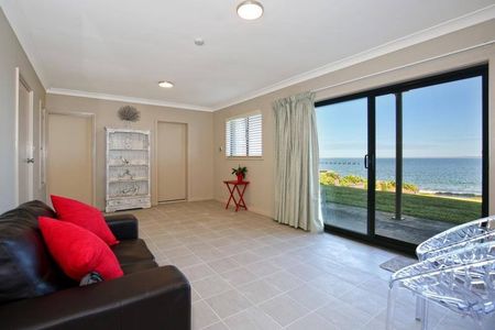 Stunning Waterfront Reserve Location - 6 Month Lease Only - Photo 4