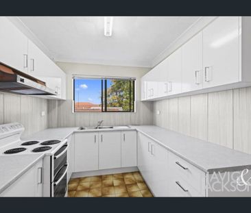 SPACIOUS LIVING IN CONVENIENT CLAYFIELD LOCATION - Photo 5