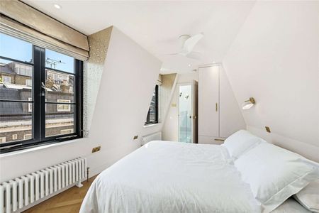 A traditional brand newly refurbished two bedroom mews house featuring layers of glass channelling light throughout. - Photo 4
