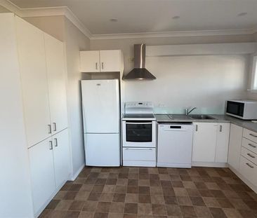Spacious 4 Bedroom home with Stunning Views - Photo 4