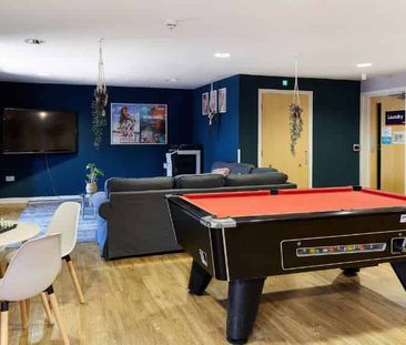 Classic En-suite in a 6-bed flat - Photo 4