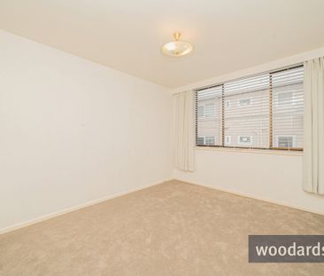 Light-Filled First Floor Apartment in Prime Camberwell Location - Photo 4
