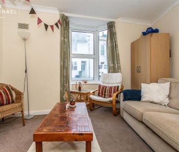 4 bedroom end of terrace house to rent - Photo 1