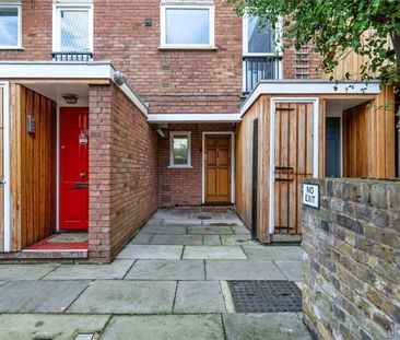 St. Andrews Square, London, W11 ground floor flat to rent - Photo 3