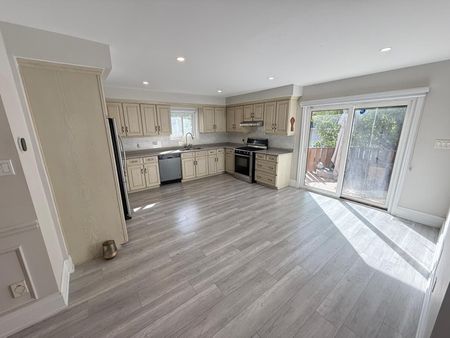 For Lease - 218 Baker Avenue, Richmond Hill, Ontario - Photo 4