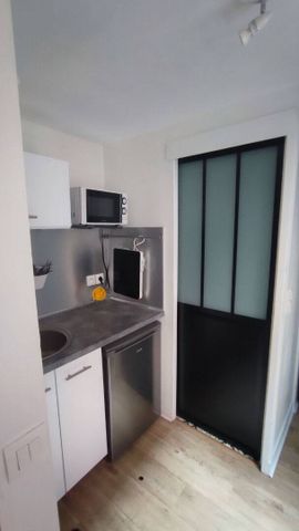 Beau studio meublé de 12,02m² à la location, situé rue Coignebert à Rouen, 365€ charges comprises - Photo 2