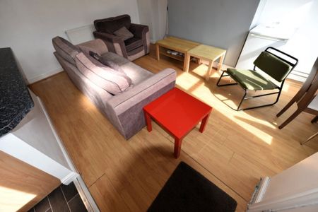3 bedroom House in Talbot Mount, Leeds - Photo 3