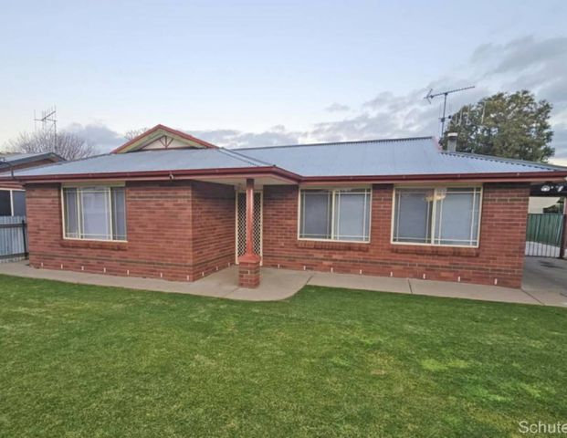 Neat and tidy throughout - Photo 1