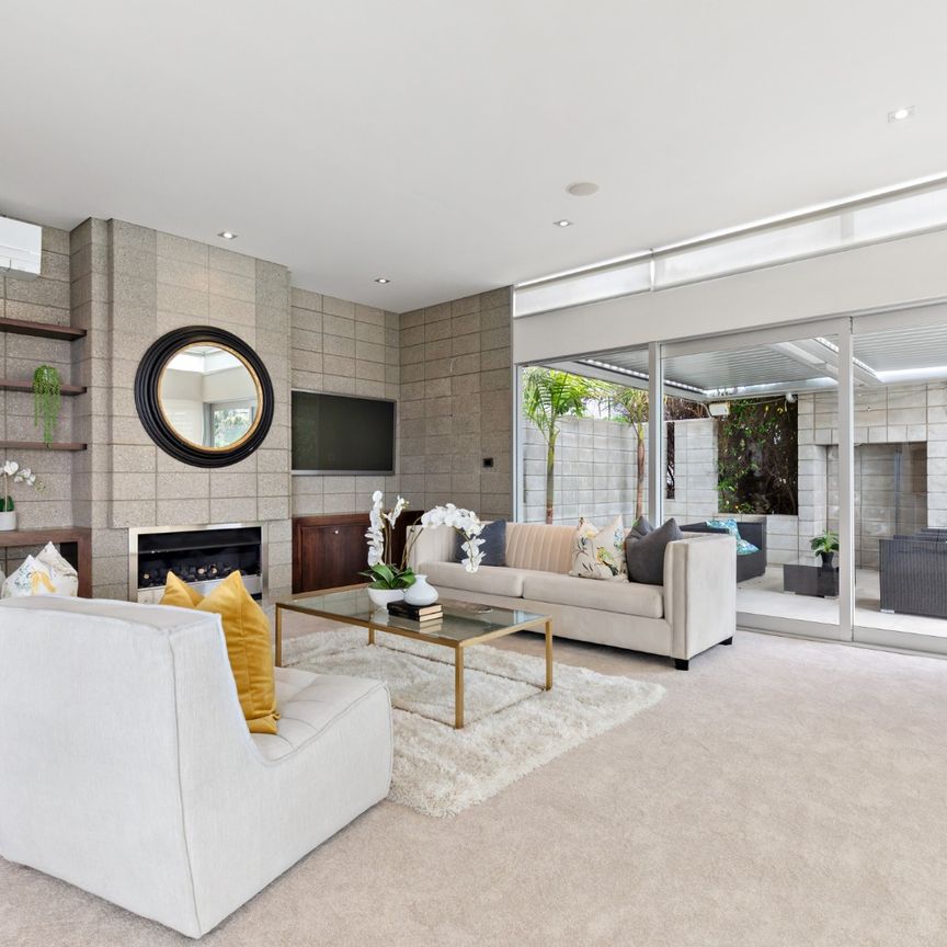 CASTOR BAY - Top Quality Luxury Family home with breath taking views - Photo 1