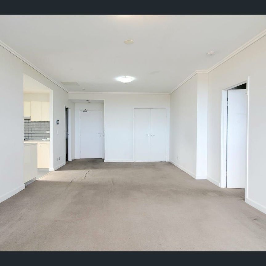 STUNNING 2 BEDROOM APARTMENT IN EXCELLENT LOCATION! - Photo 1