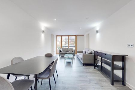 1 bedroom in a flat share to rent - Photo 2