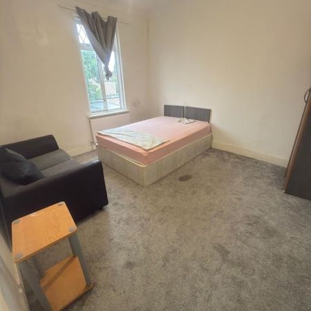 Room in a Shared House, Bengal Road, IG1 - Photo 4