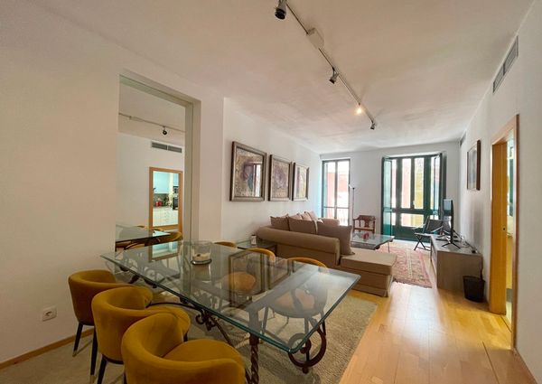 Apartamento amueblado de 3 dormitorios y 2 baños con patio en la Plaza de Cort, Palma.