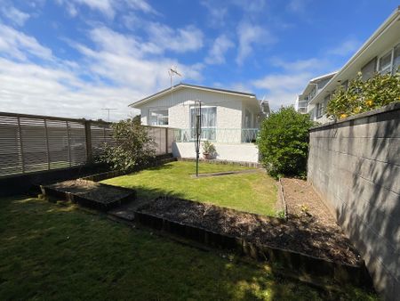 TWO BEDROOM REFRESHED HOME IN THE CITY CENTRE - Photo 3