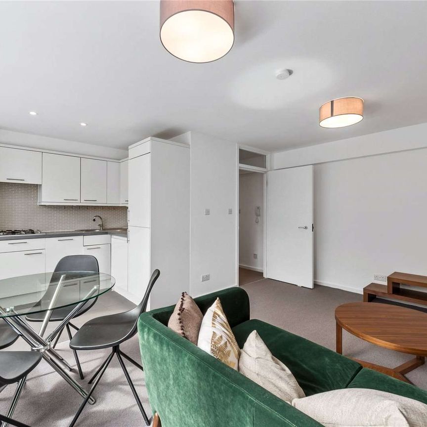 HEATING AND HOT WATER INCLUDED. EXCLUSIVELY MANAGED BY SAVILLS. PET FRIENDLY. A lovely one bed apartment in Coniston Court. - Photo 1