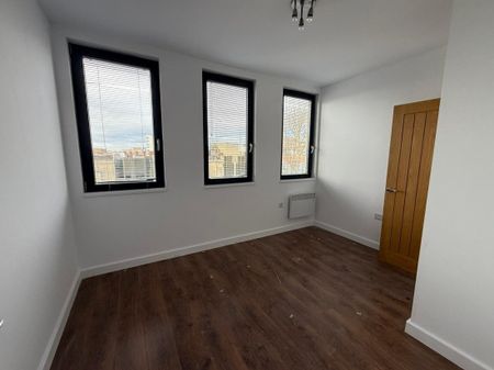 PETERBOROUGH - Photo 3