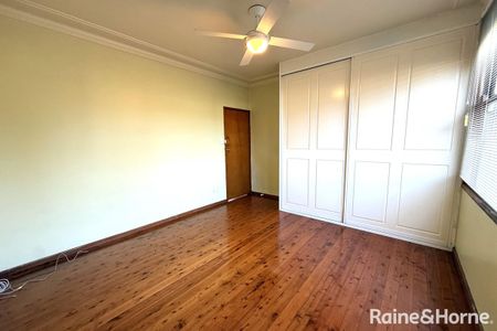 Charming Two-Bedroom Haven - Photo 2