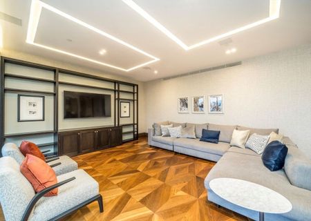 Crown Square - Photo 2