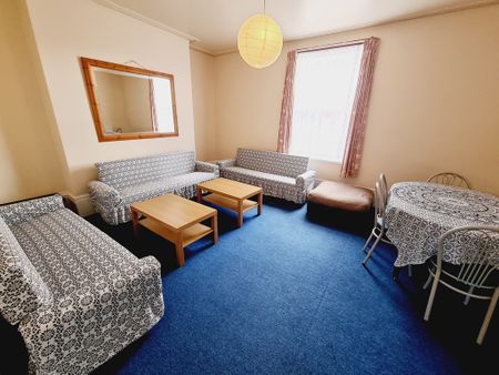 9 Bed Student Accommodation - Photo 4