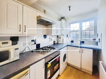 Caesars Court - Surrey - Photo 3