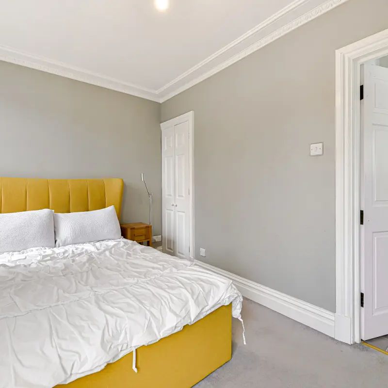 1 bedroom flat in London - Photo 1