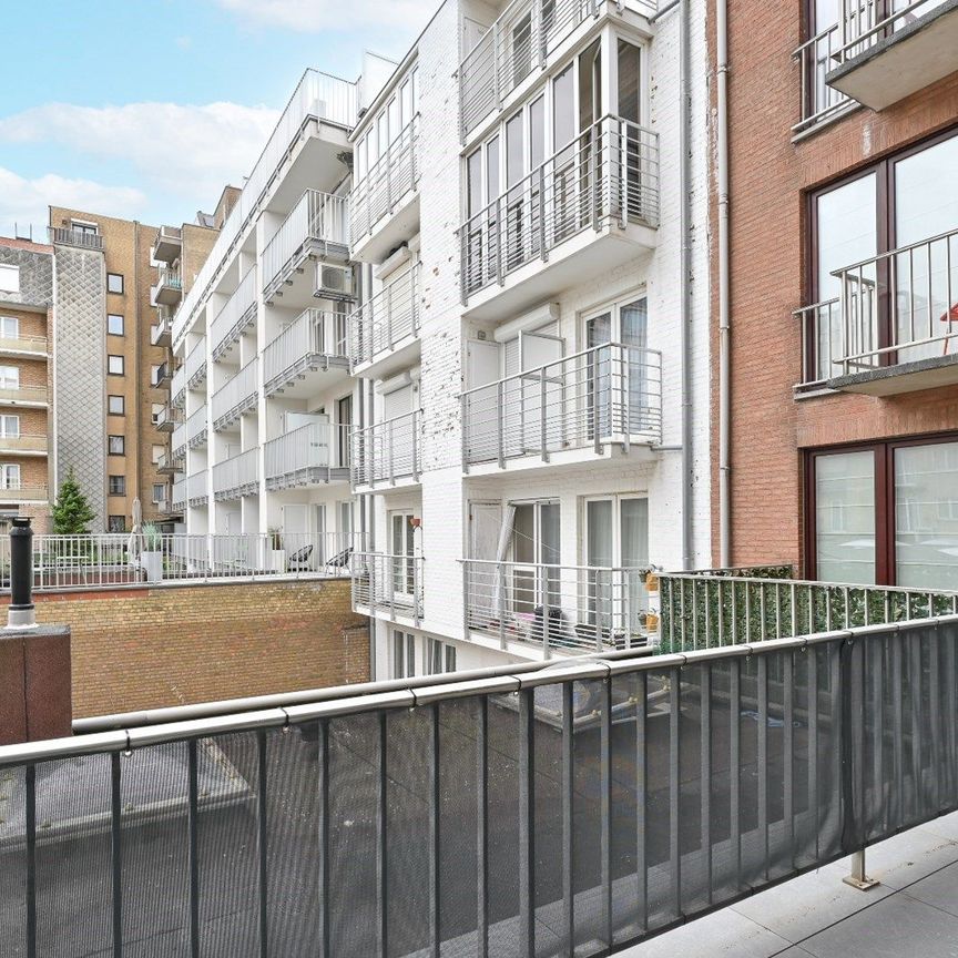 Zonnig, gemeubeld appartement met zicht op het Driehoeksplein gelegen op de Kustlaan vlakbij het strand. - Foto 1