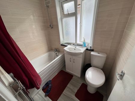 Spikes Bridge Road, Southall - Photo 5