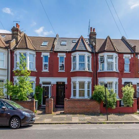 Bright and modern spacious house boasting solid oak flooring and two receptions - Photo 1