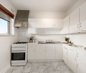 Light, bright & only a short walk to Hawksburn village! - Photo 2