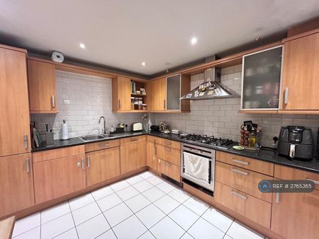 2 bedroom flat to rent - Photo 4