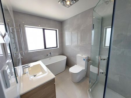 Large 7 Beds house with granny Flat - Photo 5