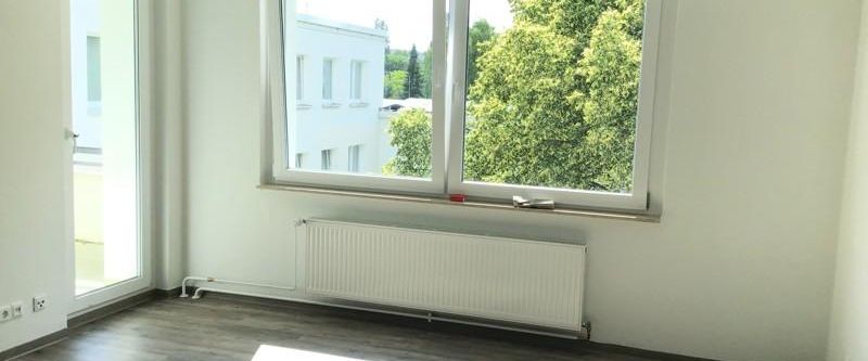 Modernisiert! 3-Zimmer Wohnung mit Balkon in gepflegter Grünanlage - Photo 1