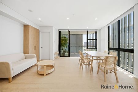 Fully Furnished 2-Bed, 2-Bath Apartment with Parking in Bondi Junction - Photo 2