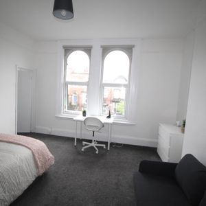 Flat 3, 16 Kelso Road, LS2 9PR, Leeds - Photo 2