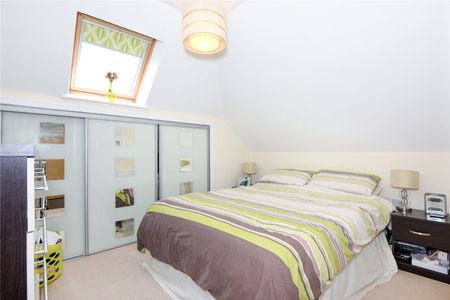 2 bedroom Flat in Whitegates, Winnersh - Photo 3