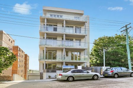 Modern 2-Bedroom Apartment with Direct Harbour Views – North Bondi - Photo 3